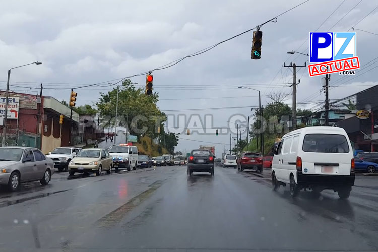 Lluvias aumentan fallas en semáforos.